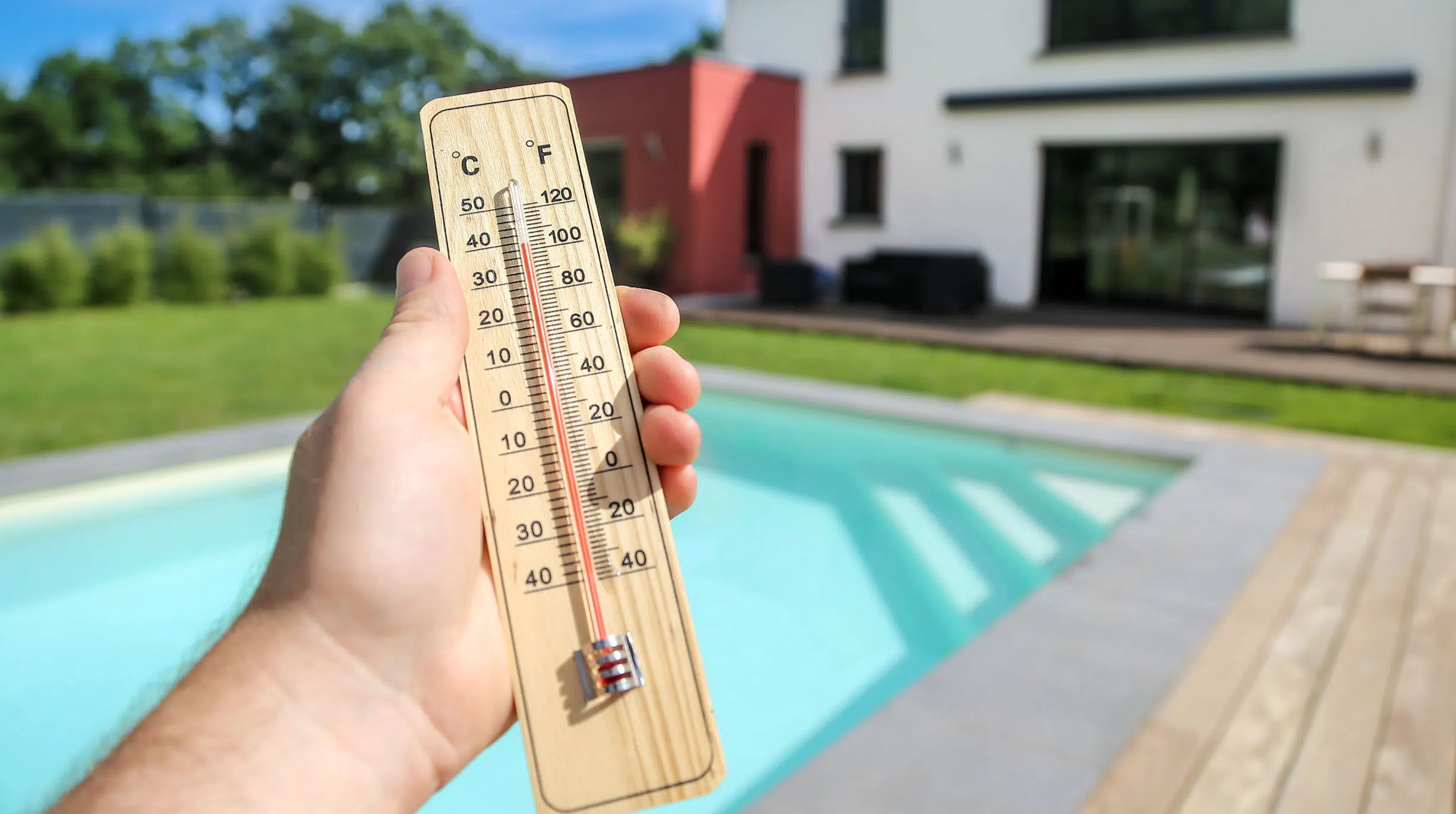 Traiter l’eau de sa piscine coque durant les fortes chaleurs