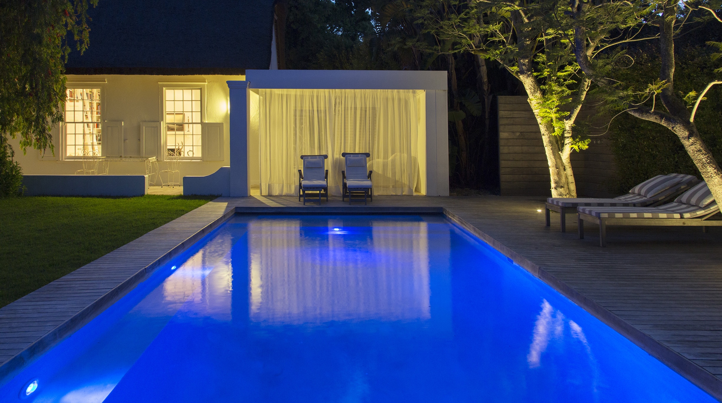 article-eclairage_piscine_coque Des piscines familiales design conçues pour s’amuser et se détendre
